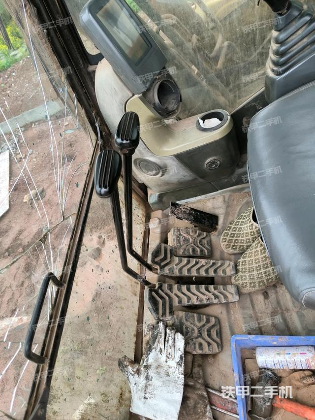 行走控制手柄和踏板?俯拍（駕駛室部分）