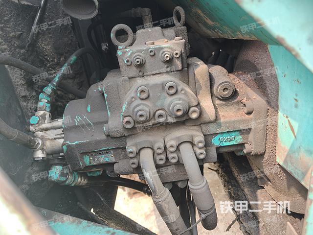 液压泵舱室正面整体（整机外观）