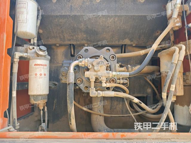 液压泵舱室正面整体（整机外观）