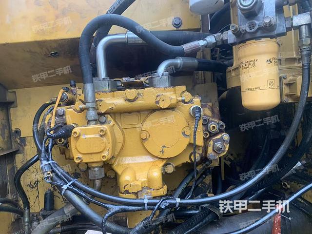 液壓泵艙室正面整體(整機(jī)外觀) 液壓泵艙室正面整體(整機(jī)外觀)