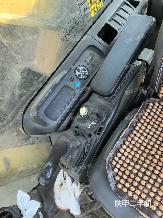 座椅右側控制臺/鑰匙門/油門/含右手柄(駕駛室部分) 座椅右側控制臺/鑰匙門/油門/含右手柄(駕駛室部分)