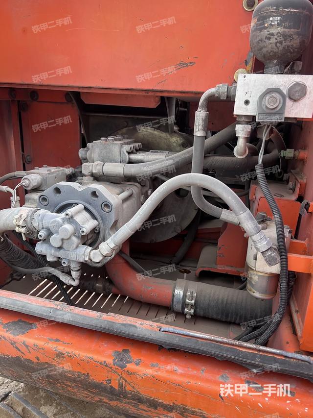 液壓泵艙室正面整體(整機外觀) 液壓泵艙室正面整體(整機外觀)