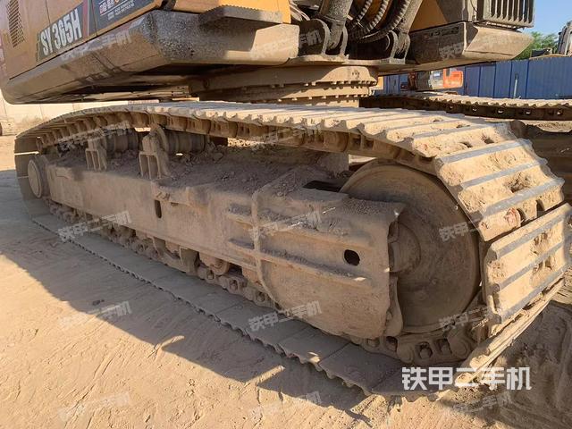 單側(cè)履帶整體(整機(jī)外觀) 單側(cè)履帶整體(整機(jī)外觀)