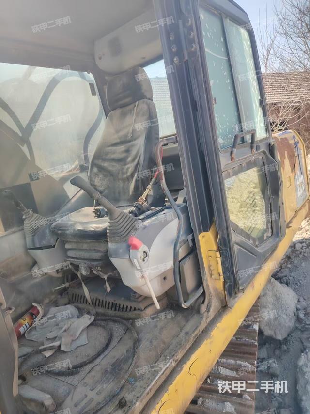駕駛室整體(整機(jī)外觀) 駕駛室整體(整機(jī)外觀)