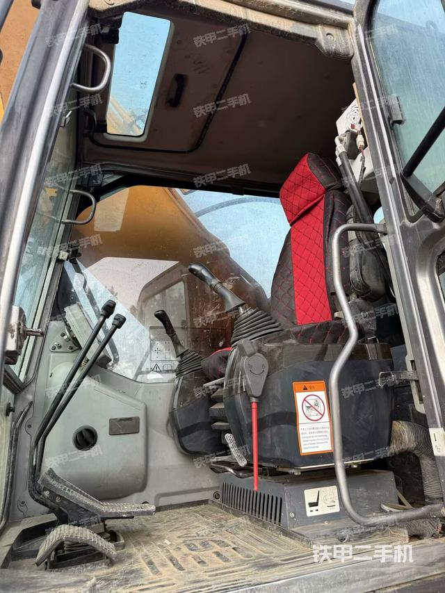 駕駛室整體(整機(jī)外觀) 駕駛室整體(整機(jī)外觀)