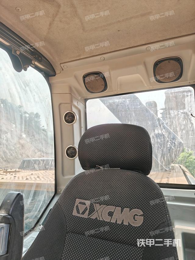 行走控制手柄和踏板?俯拍（駕駛室部分）