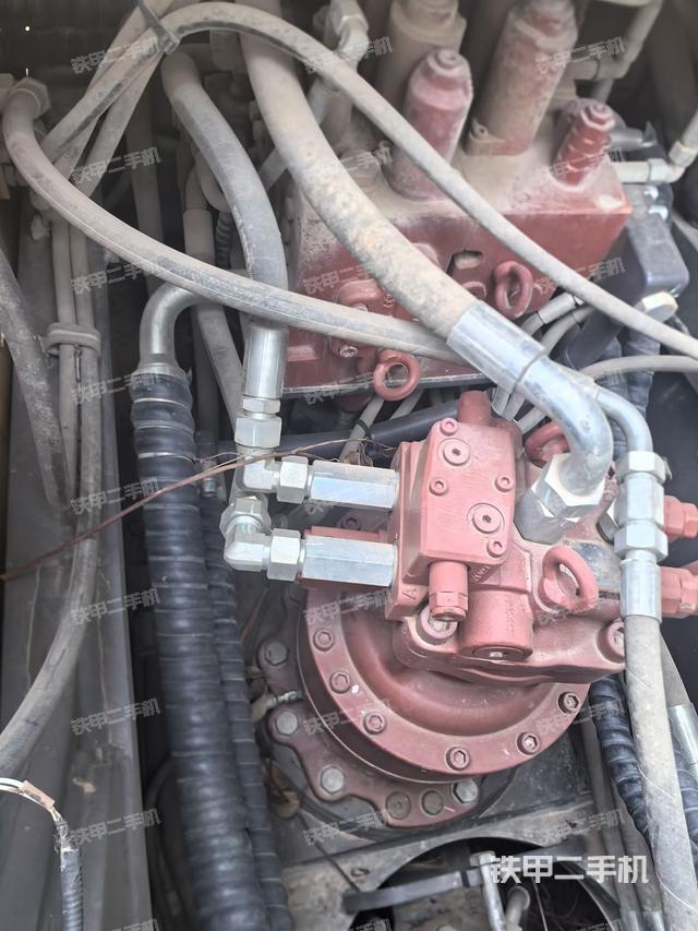 回轉(zhuǎn)馬達和主控閥（整機外觀）