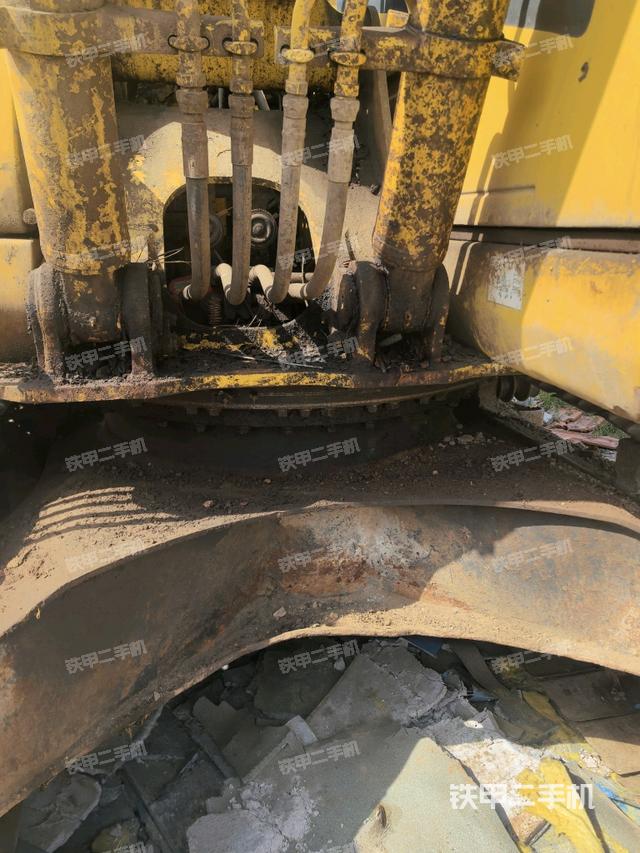 轉(zhuǎn)盤和下車架正前（工作和回轉(zhuǎn)裝置）