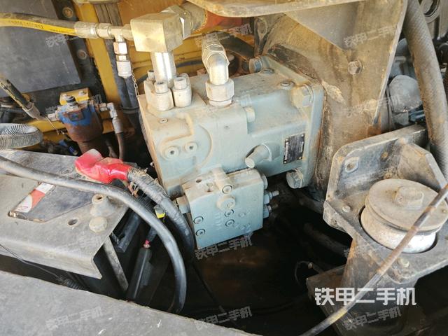 液壓泵艙室正面整體(整機外觀) 液壓泵艙室正面整體(整機外觀)