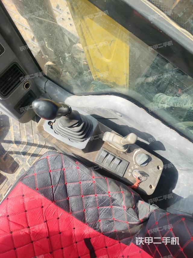 座椅右側(cè)控制臺(tái)/鑰匙門/油門/含右手柄（駕駛室部分）