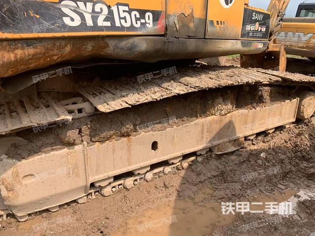 單側(cè)履帶整體(整機(jī)外觀) 單側(cè)履帶整體(整機(jī)外觀)