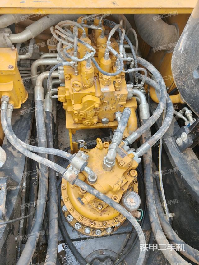 回轉(zhuǎn)馬達(dá)和主控閥(整機(jī)外觀) 回轉(zhuǎn)馬達(dá)和主控閥(整機(jī)外觀)