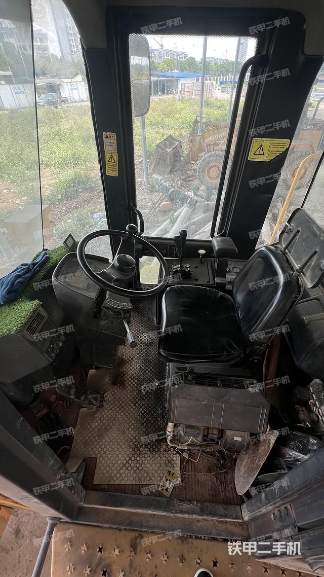 駕駛室工作臺(tái)(整機(jī)外觀及大件) 駕駛室工作臺(tái)(整機(jī)外觀及大件)