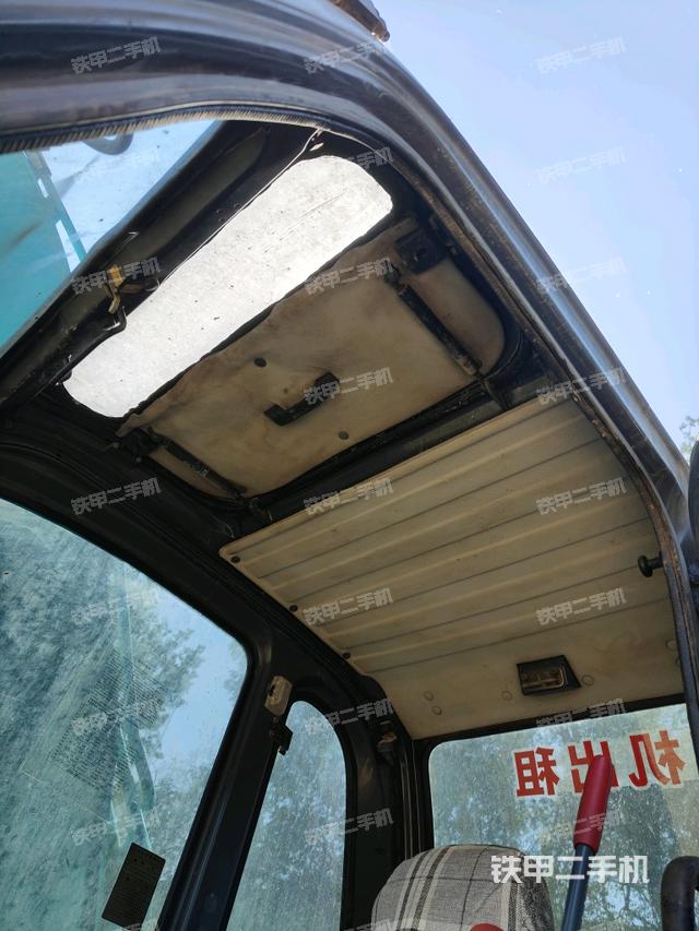 驾驶室顶部（整机外观）