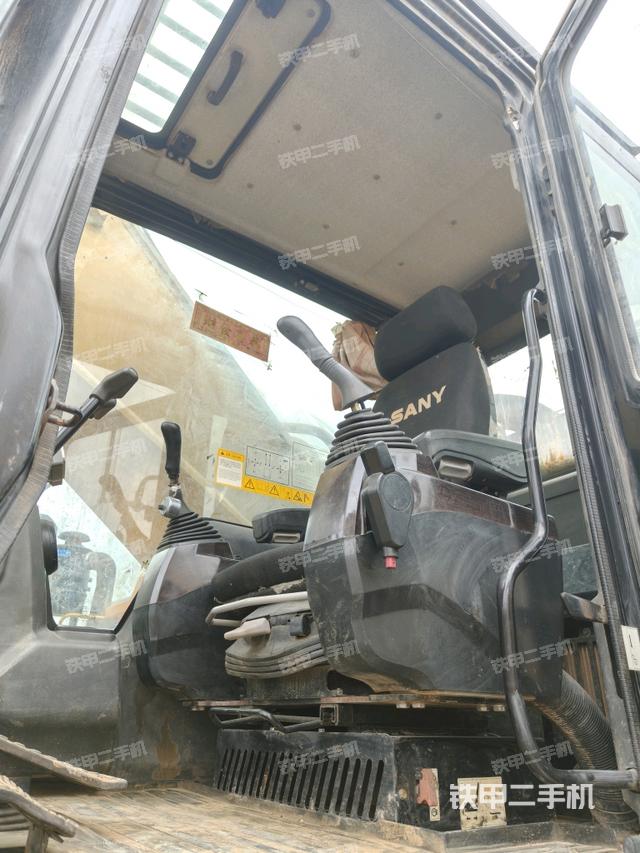 駕駛室整體(整機(jī)外觀) 駕駛室整體(整機(jī)外觀)