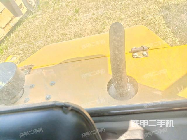 操作臺(tái)全景（壓路機(jī)駕駛室）