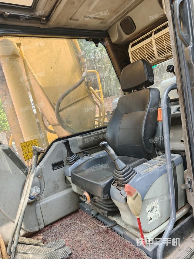 座椅右側(cè)控制臺(tái)/鑰匙門/油門/含右手柄(駕駛室部分) 座椅右側(cè)控制臺(tái)/鑰匙門/油門/含右手柄(駕駛室部分)