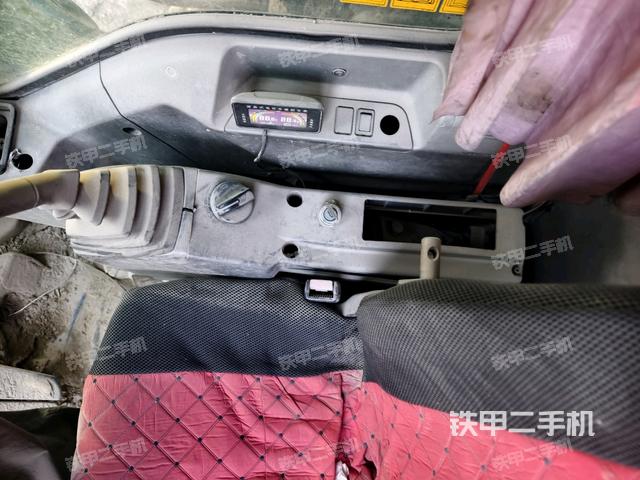 座椅右側(cè)控制臺(tái)/鑰匙門/油門/含右手柄(駕駛室部分) 座椅右側(cè)控制臺(tái)/鑰匙門/油門/含右手柄(駕駛室部分)
