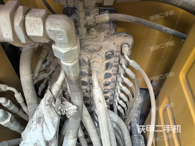 回转马达和主控阀（整机外观）