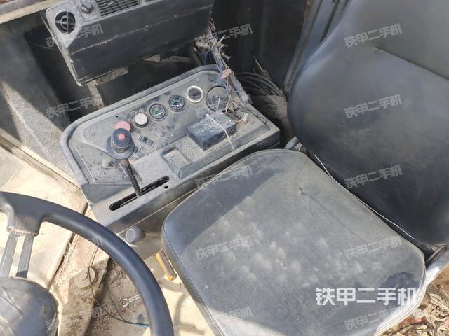 駕駛室頂蓬內(nèi)（壓路機(jī)駕駛室）