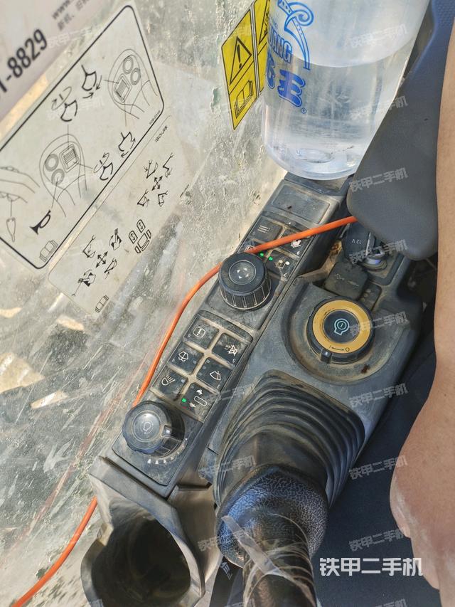 座椅右側(cè)控制臺(tái)/鑰匙門/油門/含右手柄(駕駛室部分) 座椅右側(cè)控制臺(tái)/鑰匙門/油門/含右手柄(駕駛室部分)