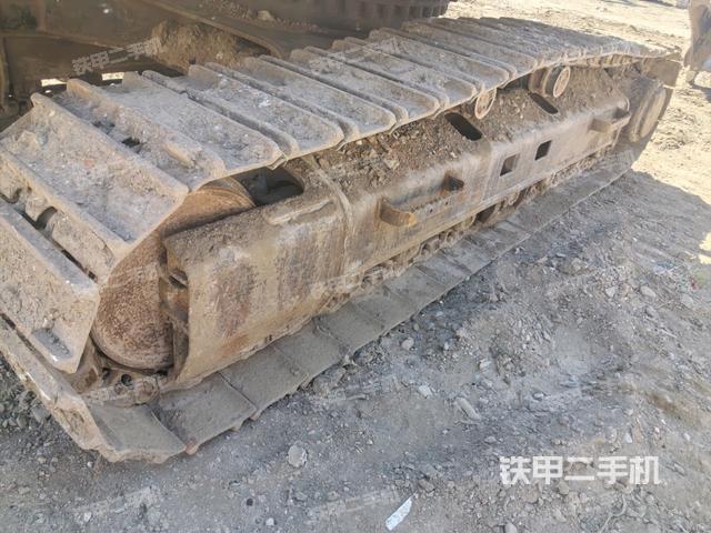 單側(cè)履帶整體(整機(jī)外觀) 單側(cè)履帶整體(整機(jī)外觀)