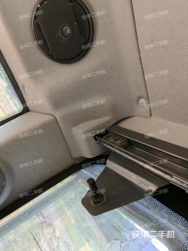 行走控制手柄和踏板?俯拍（駕駛室部分）