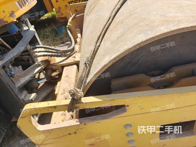 后輪左側(cè)全景（壓路機(jī)前后車架）