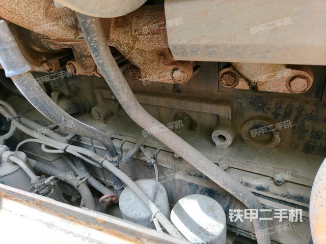 發(fā)動機右側(cè)全景（推土機發(fā)動機艙）