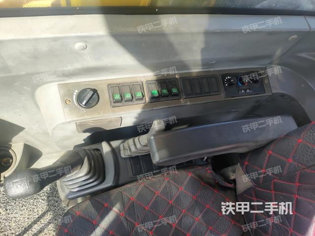 座椅右側(cè)控制臺/鑰匙門/油門/含右手柄(駕駛室部分) 座椅右側(cè)控制臺/鑰匙門/油門/含右手柄(駕駛室部分)