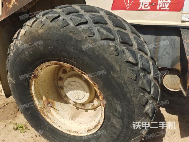 前輪右側(cè)減震塊連接及部件（壓路機(jī)前后車架）