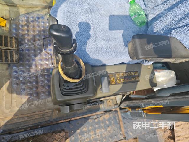 座椅左側(cè)控制臺/音響/含左手柄(駕駛室部分) 座椅左側(cè)控制臺/音響/含左手柄(駕駛室部分)