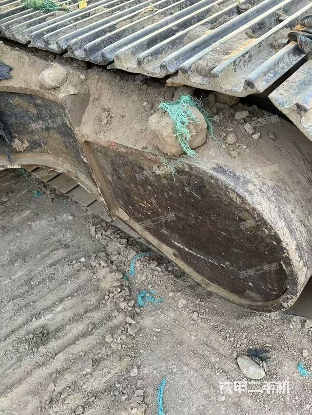 單側(cè)履帶整體(整機(jī)外觀) 單側(cè)履帶整體(整機(jī)外觀)