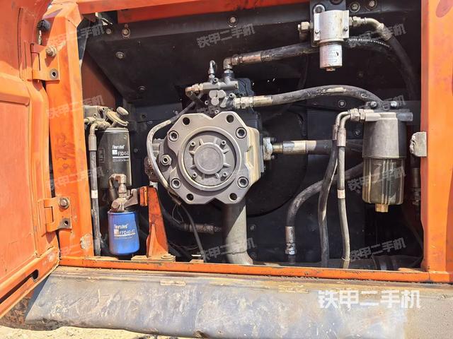 液壓泵艙室正面整體(整機(jī)外觀) 液壓泵艙室正面整體(整機(jī)外觀)
