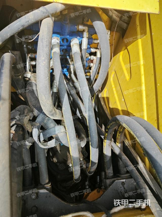 回轉(zhuǎn)馬達和主控閥(整機外觀) 回轉(zhuǎn)馬達和主控閥(整機外觀)