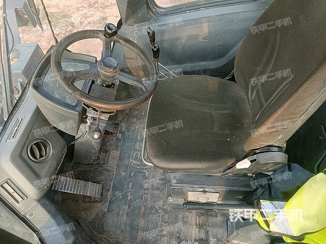 駕駛室工作臺(整機(jī)外觀及大件) 駕駛室工作臺(整機(jī)外觀及大件)