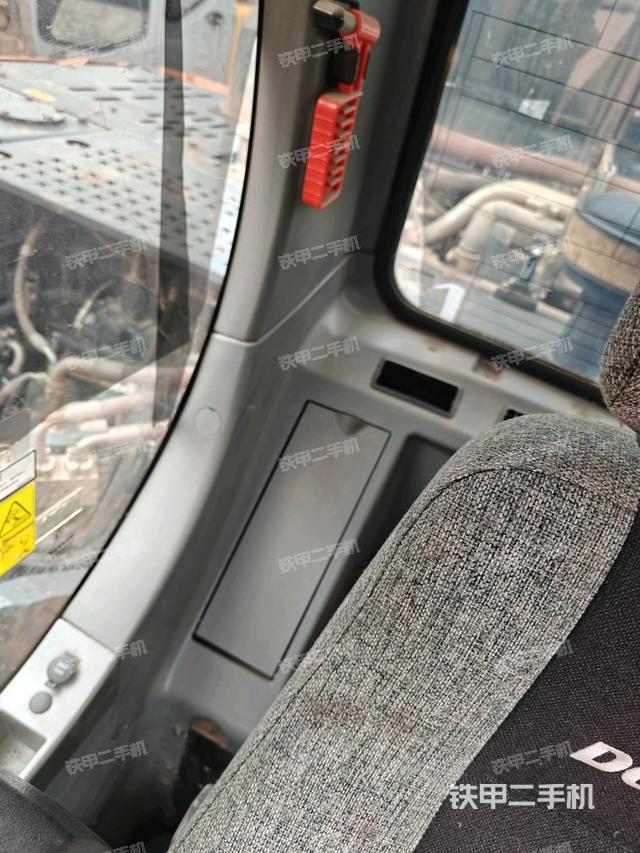 行走控制手柄和踏板?俯拍(駕駛室部分) 行走控制手柄和踏板?俯拍(駕駛室部分)