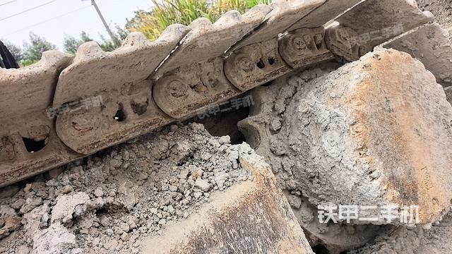 單側(cè)履帶整體(整機(jī)外觀) 單側(cè)履帶整體(整機(jī)外觀)