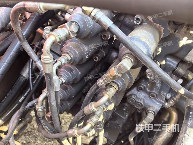 回轉(zhuǎn)馬達(dá)和主控閥(整機(jī)外觀) 回轉(zhuǎn)馬達(dá)和主控閥(整機(jī)外觀)