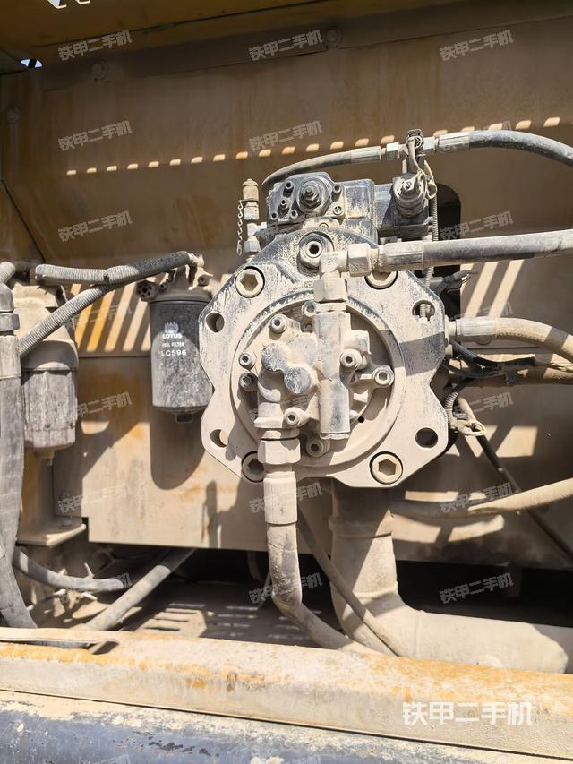 液压泵舱室正面整体（整机外观）