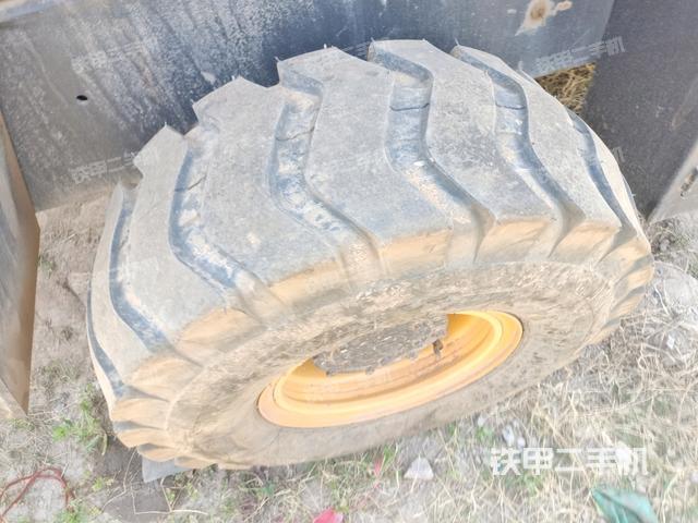 后輪右側(cè)全景（壓路機(jī)前后車架）