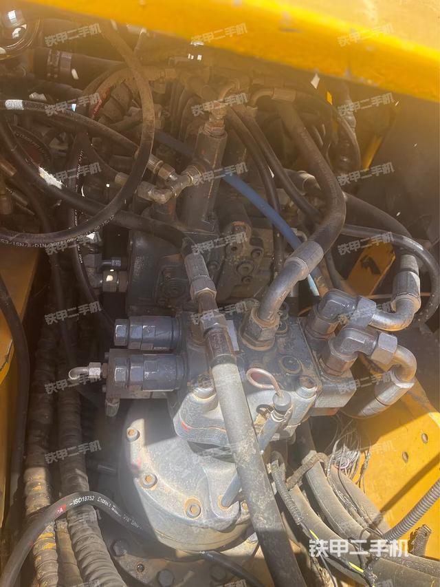 回轉(zhuǎn)馬達(dá)和主控閥(整機(jī)外觀) 回轉(zhuǎn)馬達(dá)和主控閥(整機(jī)外觀)