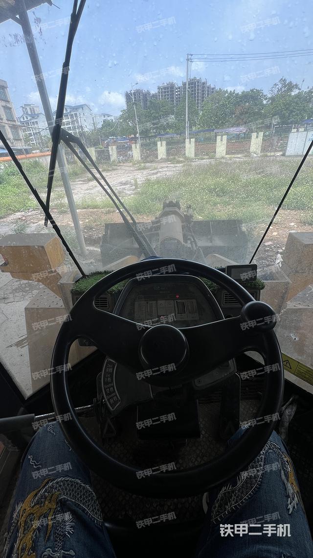 駕駛室操作臺(tái)(整機(jī)外觀及大件) 駕駛室操作臺(tái)(整機(jī)外觀及大件)