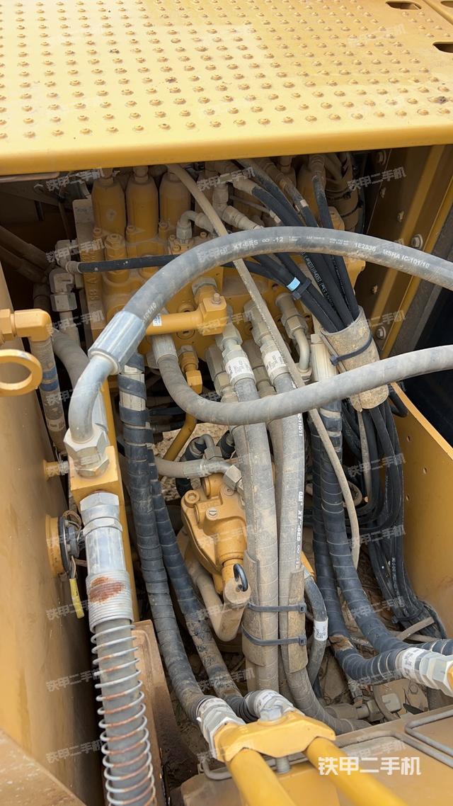 回转马达和主控阀（整机外观）