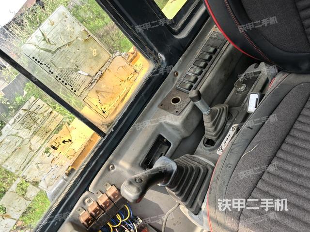 座椅左側(cè)控制臺/音響/含左手柄(駕駛室部分) 座椅左側(cè)控制臺/音響/含左手柄(駕駛室部分)