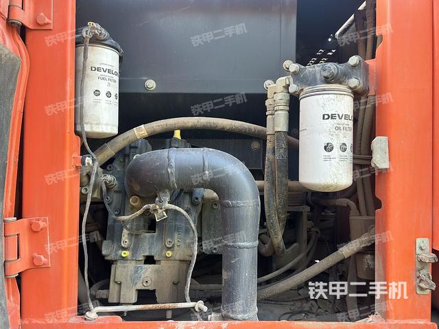 液壓泵艙室正面整體(整機外觀) 液壓泵艙室正面整體(整機外觀)