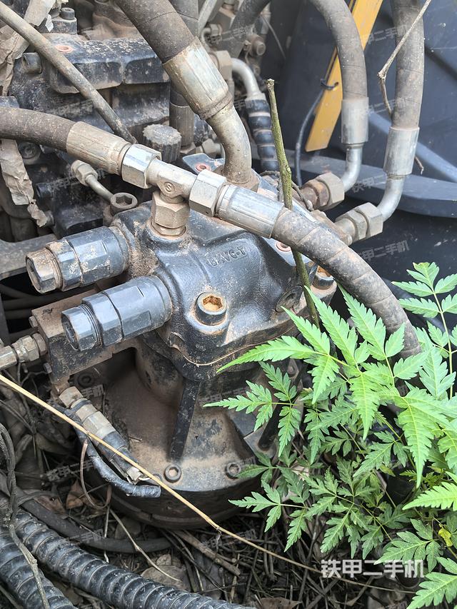 液壓泵艙室正面整體(整機(jī)外觀) 液壓泵艙室正面整體(整機(jī)外觀)
