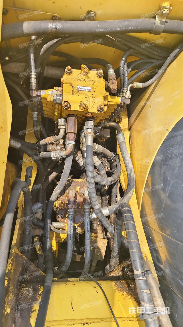 回转马达和主控阀（整机外观）