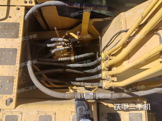 回轉(zhuǎn)馬達(dá)和主控閥（整機(jī)外觀）