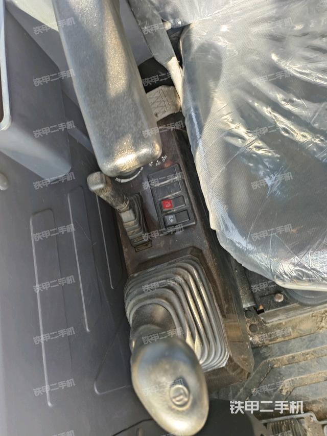 座椅右側(cè)控制臺(tái)/鑰匙門/油門/含右手柄（駕駛室部分）